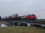 217 021 + 217 0xx mit einem Gterzug am 26.03.2008 bei der berquerung der Isar in Plattling.