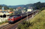 218 233-5 verläßt im Juli 1985 mit einem Nahverkehrszug den Bahnhof Etzelwang