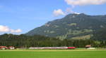 218 494 mit IC 2085  Nebelhorn  hat soeben Langenwang hinter sich gelassen und steuert dem Endziel Oberstdorf entgegen. 24.09.2016
