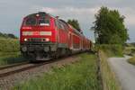 Zwischen Eriskirch und Friedrichshafen befindet sich 218 496-8 am 12.06.2017 mit dem IRE 4236 auf der Fahrt von Lindau nach Ulm [Stuttgart].