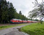 218 486 Abschlepplok der Stuttgrater S-Bahn mit einem D-Lr.... auf der Neckar-Alb-Bahn in Richtung Plochingen.(16.8.2017).