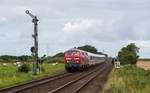 218 322 und 218 385 fahren mit einem Intercity bei Klanxbüll in Richtung Niebüll, aufgenommen am 13.