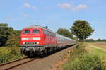 218 321 kurz hinter Burg auf Fehmarn mit ihrem IC auf der Fahrt nach Hamburg am 28.8.17