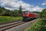 Zwischen Mochenwangen und Aulendorf schiebt 218 496-8 den IRE 4222, Lindau - Stuttgart, am 05.08.2017 durch den Schussentobel bei Kilometer 166.0