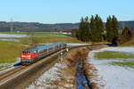 Bei Görwangs konnte ich dann noch den IC 2085  Nebelhorn  - geführt von 218 494 - auf seiner Fahrt nach Oberstdorf aufnehmen. Dieser Zug zeigt noch etwas  Bundesbahn-Charme  - er trägt einen Namen und ist eigentlich eine Kurswagenverbindung. Die Fahrzeuge entstammen den 1970er und 1980er Jahren. 218 494 war interessanterweise in ihrem 40-jährigen Leben erst zwei BW zugeteilt. Drei Dekaden in Lübeck, nun seit 2009 ist sie in Ulm zu Hause. Nächstes Jahr läuft bei ihr die bereis verlängerte Frist ab (24. Dezember 2017).