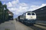 218 154 am Bahnsteig in Rödby, 20.10.1990