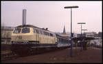 218132 am 22.3.1993 um 13.20 Uhr im Bahnhof Gummersbach. Der Zug steht abfahrbereit nach Köln.