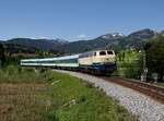 Die 218 447 mit einem ALX nach München am 12.05.2018 unterwegs bei Fischen.