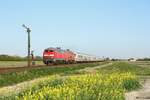 218 344 und 218 307 am 08.05.18 mit einem IC nach Westerland am Esig von Klanxbüll.