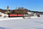 Am 17. Februar 2019 konnte ich bei Stein im Allgäu den EC 196 auf seiner Fahrt nach Zürich HB aufnehmen. Durch die noch winterliche Landschaft führten 218 497 und 498. Links im Bild sieht man die Pfarrkirche St. Mauritius, ein Bau aus der Zeit der Spätgotik. 