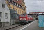 Lokwechsel in Lindau, Bild 1: Bei den EC Zügen Zürich - München seit langem für mich ein faszinierendes Schauspiel, noch die V 220 wohl eher unbewusst gesehen, zeigen meine erten Bilder vom Sommer 1980, was aus auch Bilder von heute zeigen: die SBB Re 4/4 II wird von zwei DB  V 218 abgelöst, dank des Kopfbahnhof von Lindau auf eine sehr elegante Weise.  
Doch nun ist das Ende des Lokwechsels in Sicht, die ETR 610 (Bzw RABe 503) können künfitg auf den  Lokwechsel  verzichten und kommen auch nicht auf die Insel - Schade

Nachdem die DB 218 420-8 den EC 194 von München nach Lindau gebracht haben und dieser  (ausnahmsweise) von einer ÖBB 1116 nach St.Margrethen weiter befördert wurden, beliebt wenig Zeit bis zur Rückleistung, der EC 195 von Zürich nach München nähert sich bereits Lindau Hbf. 

15. März 2019