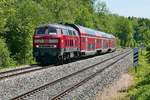 Den Schussentobel bei Kilometer 159.2 fast durchquert hat 218 427-3 mit den von Lindau kommenden Wagen des RE 22574 und wird in Krze in den Zielbahnhof Aulendorf einfahren (03.06.2019).