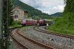 RE 22310 von Ulm nach Donaueschingen trifft am 31.05.2019 im Bahnhof von Fridingen an der Donau auf die wartende 218 432-3 mit den Wagen des RE 22321, Donaueschingen - Ulm. Aufnahmestandort hinter einer Schranke.