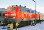 01. Januar 2001, im Bw Freilassing steht Lok 218 416-6 mit einem Nahverkehrszug. Zur Vorheizung ist sie an der Steckdose angeschlossen.