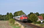 218 322 mit IC 2411 Fehmarn-Burg - Köln Hbf, am 29.08.2018 bei der Ausfahrt aus Timmendorfer Strand
