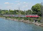 218 418 und 218 422 mit EC 194 auf der Fahrt von München nach Zürich auf dem Damm nach Lindau/Bodensee.