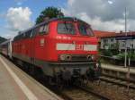 Die BR 218 am InterCity 2012 in Immenstadt. Nur noch 2 Minuten und es kommt noch eine BR 218 vorne ran. Rechts sieht man schn das Bahnhofsschild. Aufgenommen am 30.07.07