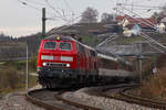 Noch vor zwei Jahren habe ich an dieser Stelle gestanden und es waren keine Masten oder Drähte zu sehen. 218 452-1 am EC EuroCity 194 bei Bodolz. 4.12.20