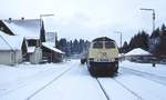 Zum Abschied der Baureihe 218 von der Allgäubahn noch einige Aufnahmen aus dem Archiv: Bei frostigen Temperaturen legt 218 406-7 im Februar 1983 einen Zwischenhalt in Röthenbach ein