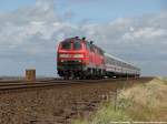 Mit 218 345 an der Spitze erreicht der IC 2072 Sylter Strand die Insel Sylt.