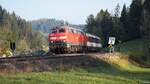 218 401 schlängelt sich am 19.10.2020 mit EC 197 durch die Allgäuer Landschaft bei Harbartshofen.