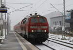 Am 30.11.21 zog 218 436 den RE 5 (4217) durch den Schnee von Ulm nach Lindau Insel. Hier fährt sie gerade durch Ulm-Donautal.