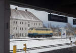 218 446-3 im ozeanblau-beigem Bundesbahn-Gewand steht in Kempten (Allgäu) Hbf abgestellt.