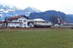 Eine unbekannte 218 durchfährt im April 1982 den damals noch besetzten Bahnhof Altstädten