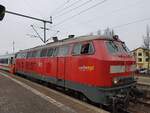 Am 08.04.2023 wird im Bahnhof Itzehoe BR 218 436-4 vom IC 2215 von Westerland nach Köln abgekuppelt. 
Eine E-Lok der BR 101 übernimmt die weiterfahrt.