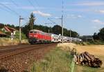 218 813 und 218 834 schleppten eine IC2 Garnitur mit 147 568 am 05.08.22 durch Remschütz Richtung Jena.