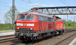 DB Fernverkehr AG, Frankfurt (Main) mit ihrer  218 836-5  (NVR:  92 80 1218 836-5 D-DB ) und der DB Fahrwegdienste GmbH, Berlin  212 310-7  (NVR:  92 80 1212 310-7 D-DB ) am Haken am 10.05.23 Durchfahrt Bahnhof Saarmund.