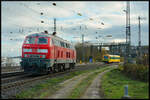 Zwei auf einen Streich: DB 218 431-5 ist am 22.11.2023 Lz auf Überführungsfahrt gen Süden, als ihr SVG Staudenbahn VT 626 008-6 als Leerfahrt an der Signalbrücke Ost vor dem Würzburger Hbf entgegenkommt.