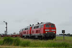 Anfang Juni 2024 zogen die Diesellokomotiven 218 307-7 und 218 321-8 einen SyltShuttle-Zug nach Niebüll.
