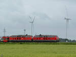 Die Diesellokomotiven 218 379-6 und 218 397-8 sind hier Anfang Juni 2024 auf freier Strecke bei Niebüll zu sehen.