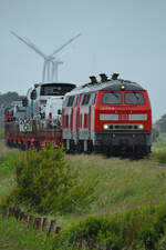 Die Diesellokomotiven 218 379-6 und 218 397-8 sind hier im Juni 2024 mit einem SyltShuttle bei Niebüll zu sehen.