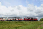 Die Diesellokomotiven 218 373-9 und 218 341-6 ziehen gemeinsam einen Intercity, so gesehen Anfang Juni 2024 bei Nibüll.