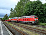 Der von den Diesellokomotiven 218 307-7 und 218 321-8 gezogene SyltShuttle-Zug kommt gerade am Bahnhof in Niebüll an.