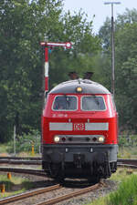 Die Diesellokomotiven 218 397-8 und 218 379-6 fahren wieder ans andere Ende des Syltshuttle-Zuges, so gesehen Anfang Juni 2024 am Niebüller Bahnhof.