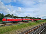 Die Diesellokomotiven 218 379-6 und 218 397-8 sind hier im Juni 2024 kurz vor der Abfahrt vom Bahnhof in Niebüll zu sehen.