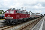 Die Diesellokomotiven 218 373-9 und 218 341-6 warten mit ihrem Intercity auf die Abfahrt vom Bahnhof in Niebüll. (Juni 2024)