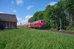 218 424 war am 25.05.2024 mit einen Doppelstockzug auf der RB39 auf dem Weg von Fritzlar nach Kassel. Mit ein paar Minuten Versptung nhert sich der Zug dem Stadtgebiet von Wabern. 
Die Doppelstockzge wurden anlsslich des Hessentages in Fritzlar eingesetzt.