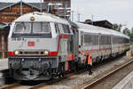 Lokwechsel am Bahnhof in Niebüll - die Diesellokomotive 218 497-6 wird gerade an einen IC-Zug gekoppelt. (Juni 2024)