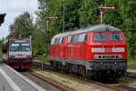 Die Diesellokomotiven 218 379-6 und 218 397-8 sind hier im Juni 2024 bei Rangieren am Niebüller in Niebüll zu sehen, während der Dieseltriebwagen T4 (627 103-4) auf die Abfahrt nach