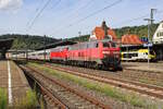DB 218 429-9 rollt mit einer Schwestermaschine und dem IC 2013 in den Bahnhof Plochingen.