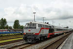 Die Diesellokomotive 218 497-6 zieht einen IC in Richtung Hamburg. (Niebüll, Juni 2024)