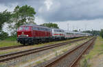 Der IC mit den Lokomotiven 218 373-9 und 218 341-6 am 08.06.2024 in Husum.