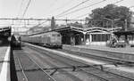 Nostalgisches Bild vom  Austria Expres  am Bahnsteig in Arnhem. Da der Zug versehentlich nicht zum Bahnsteigende vorzog, machten sich die Personale auf dem Weg zum Zug. DB 218 130-3 mit D-216 (Klagenfurt Hbf - Amsterdam CS). Arnhem, 29.08.1977. Scanbild 0762, Ilford FP4.