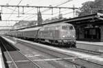 Nostalgisches Bild vom  Austria Express  D-216 (Klagenfurt Hbf - Amsterdam CS) am Bahnsteig in Arnhem, 29.08.1977. DB 218 130-3 führte bis Arnhem. Im Hintergrund kuppelt eine Lok der Reihe 1300 an für die Weiterfahrt nach Amsterdam. Scanbild91196, Ilford FP4.