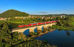 218 423 mit einem RE2 am 10.08.2024 bei Regenstauf.