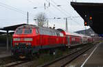 218 429 schiebt ihren Dosto-Park am Vormittag des 9.12.2024 in die Abstellung in Bingen (Rh) Hbf.